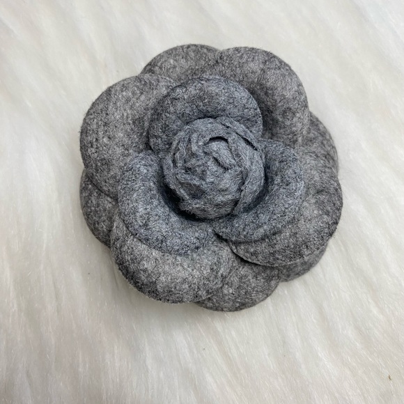 Camellia brooch - Picture 1 of 2